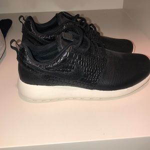All leather Nike Roshe 1 limited edition